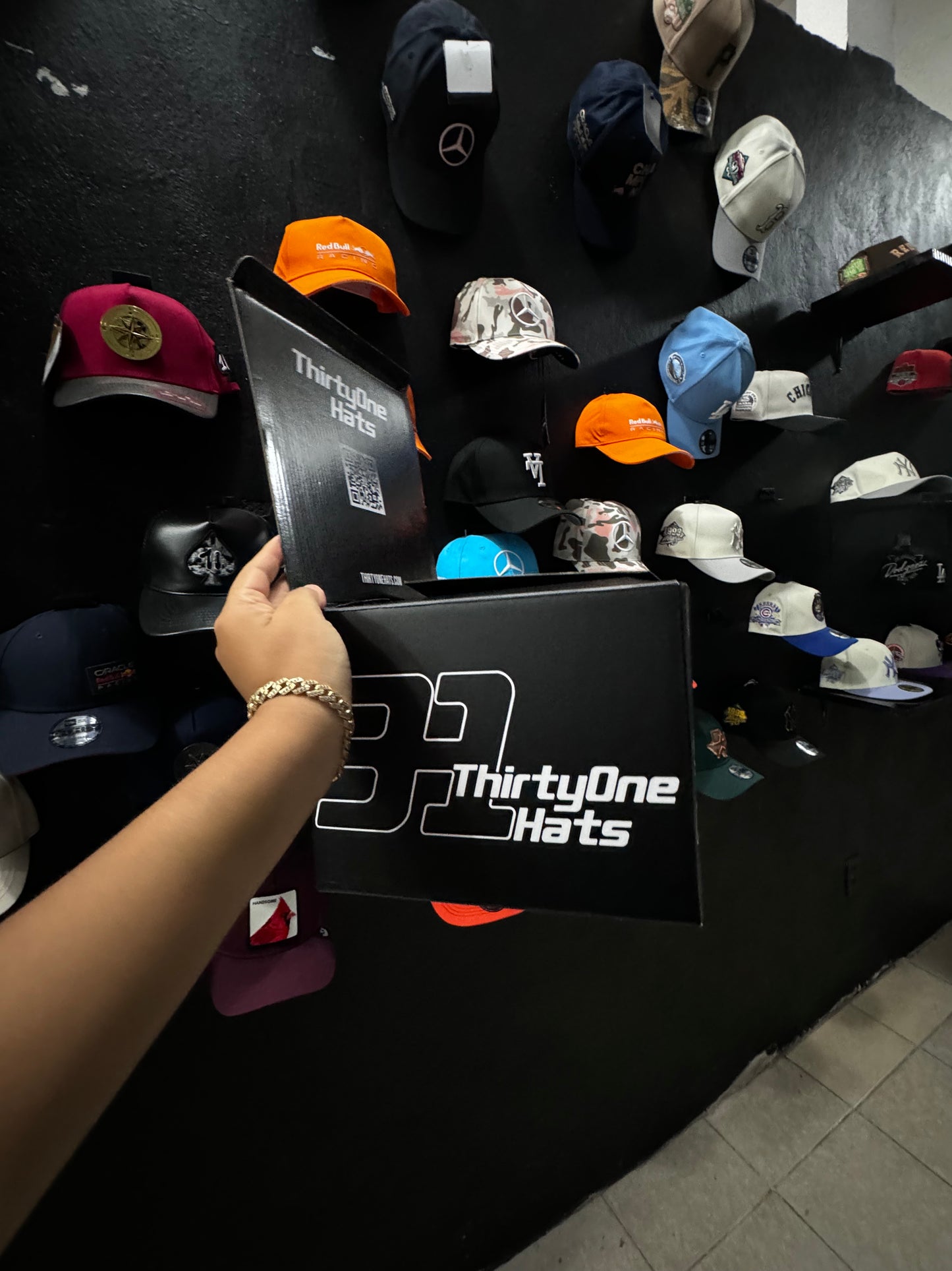 LA CLOUD 31 Hats con caja