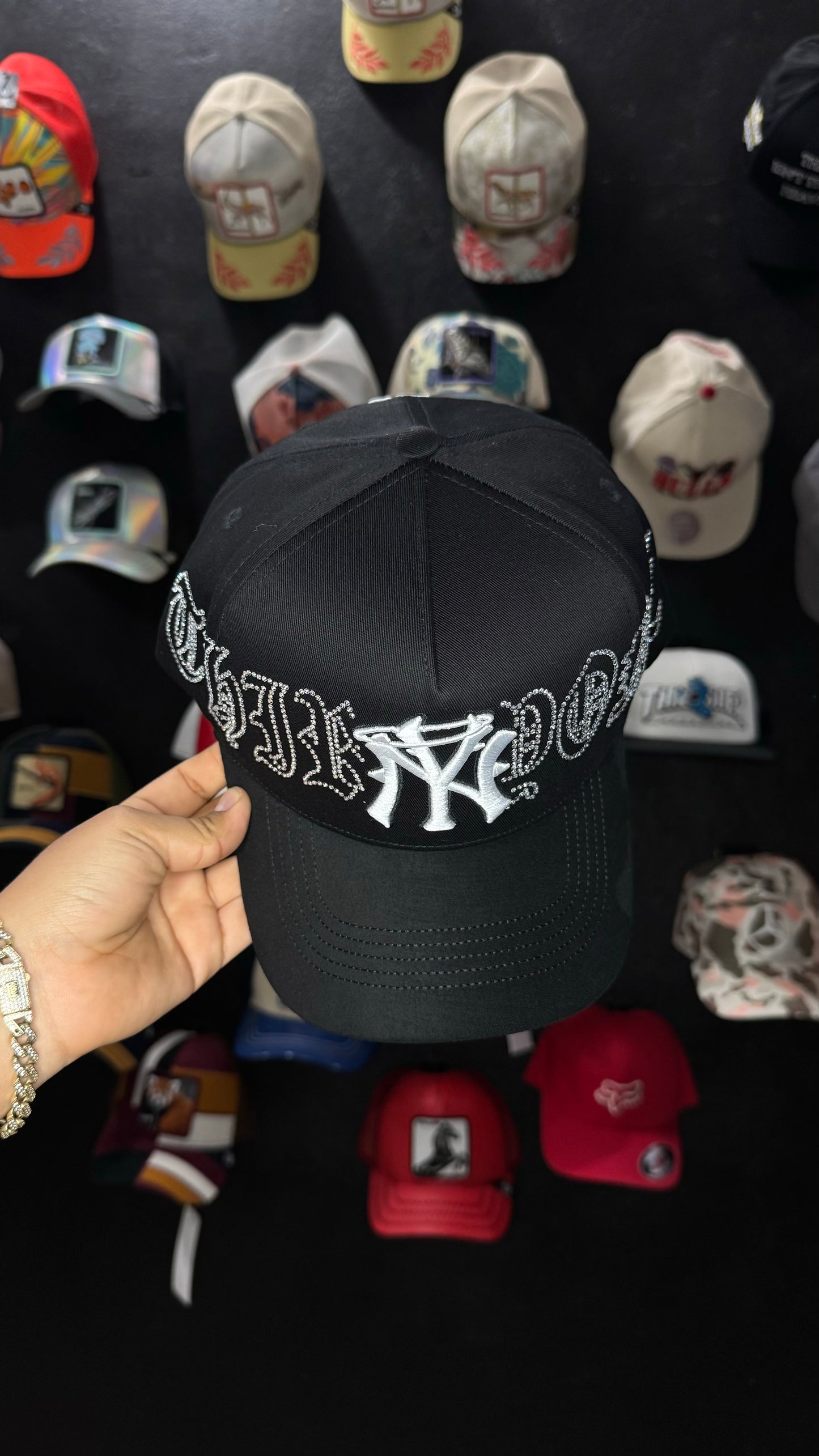 31 HATS CRISTALS  INCLUYE LLAVERO Y CERTIFICADO